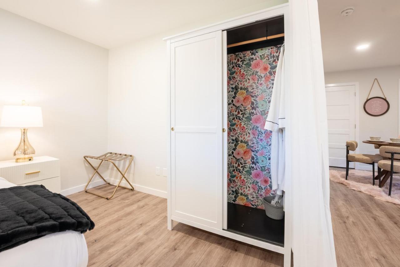 Copperwood Cozy Cellar With Hot Tub Hotel Lethbridge Ngoại thất bức ảnh