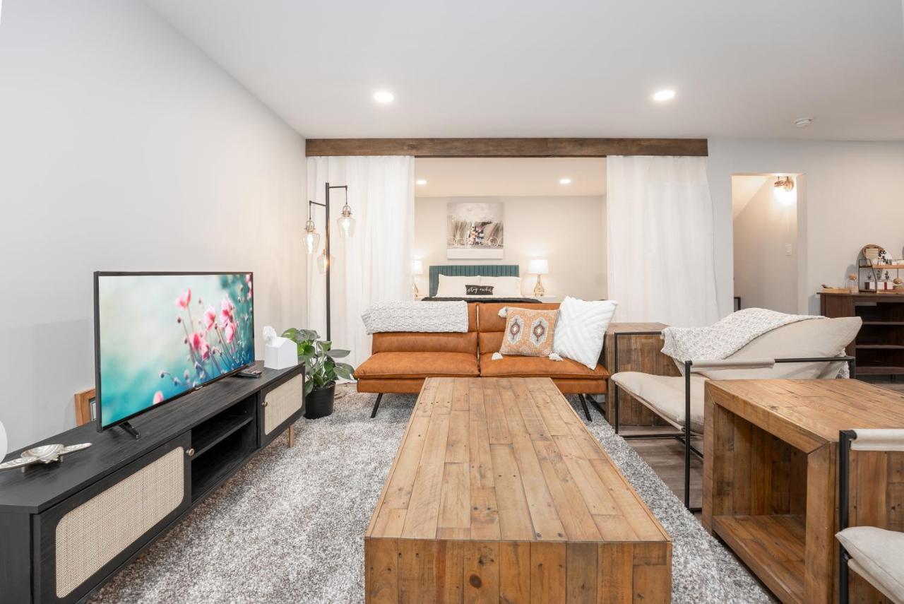 Copperwood Cozy Cellar With Hot Tub Hotel Lethbridge Ngoại thất bức ảnh